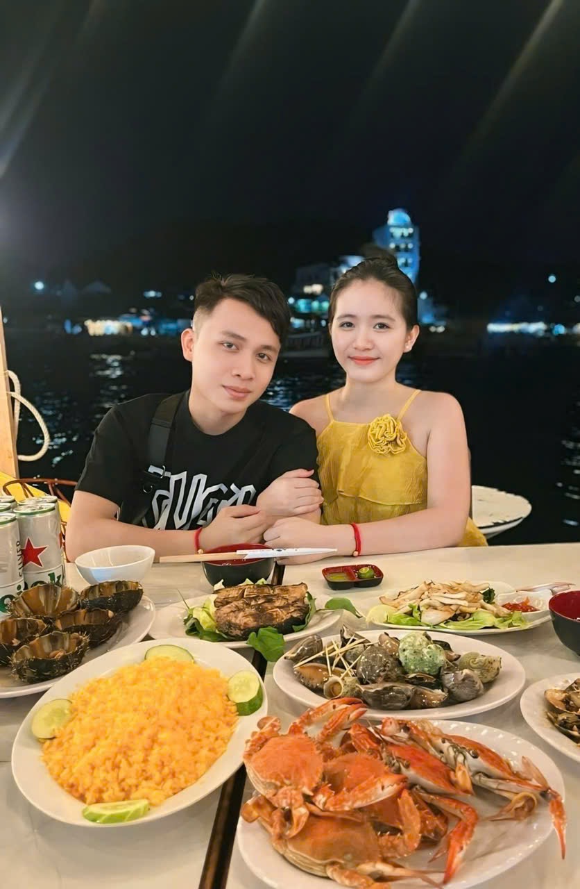 Du khách dùng bữa tối
