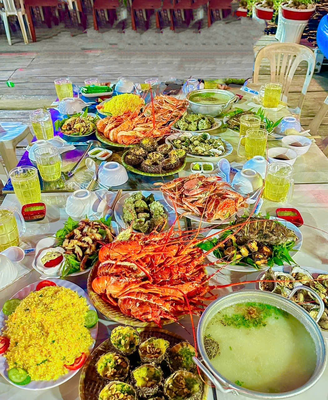 Du khách dùng bữa trưa