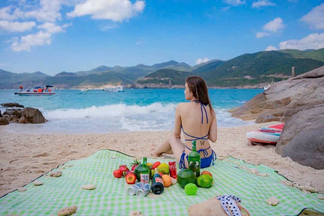 Du khách vui chơi tại biển 3